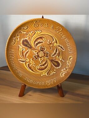VTG 1977 Norwegian Rosemaling Wooden Plate & Stand Hand Painted Floral Folk‎ Art
